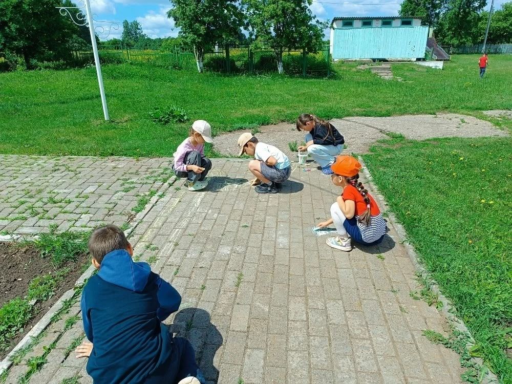 Праздник цвета на сером асфальте