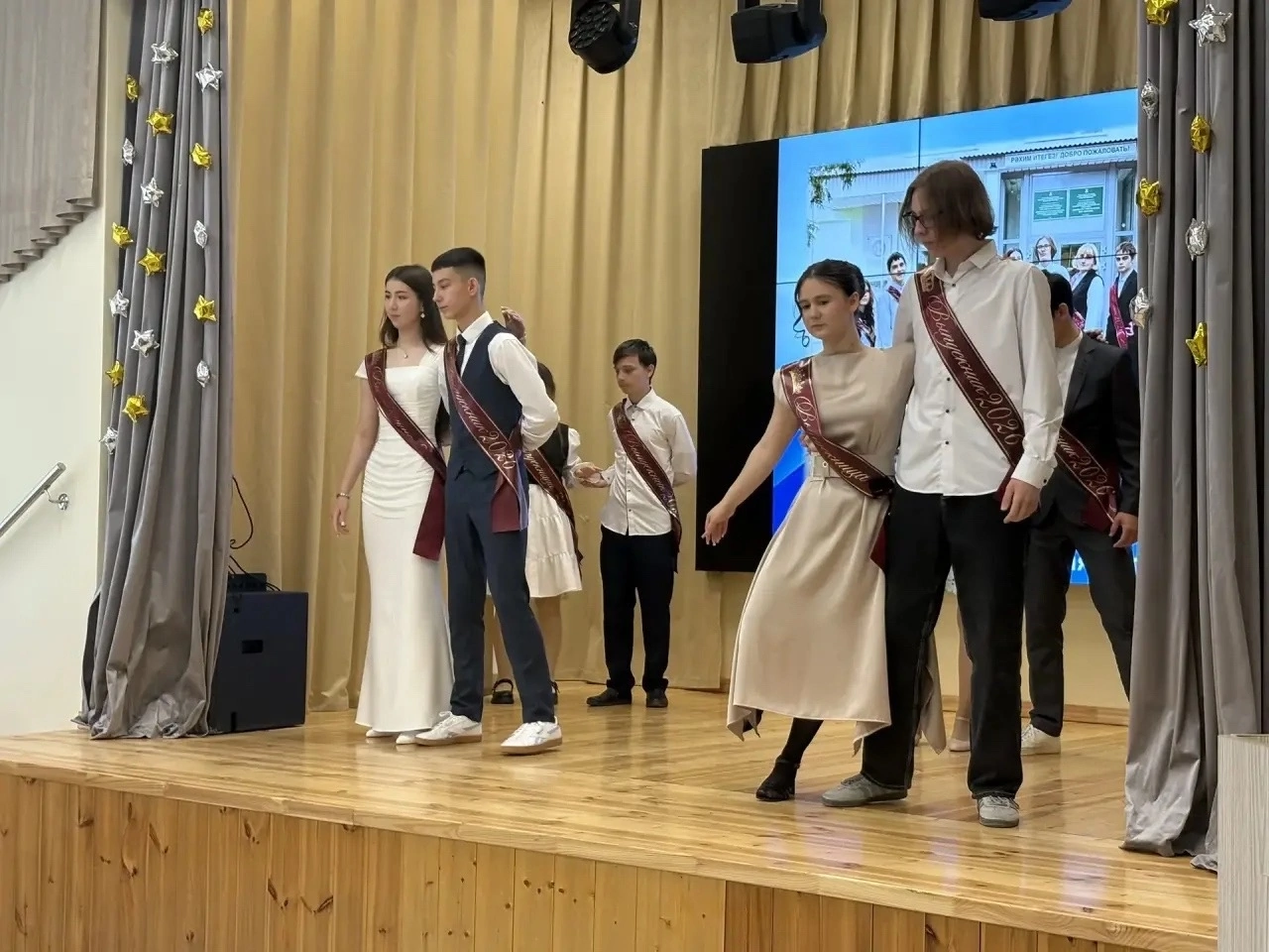 Праздник знаний и новых горизонтов: в Ютазинской СОШ вручили аттестаты выпускникам 9‑х классов