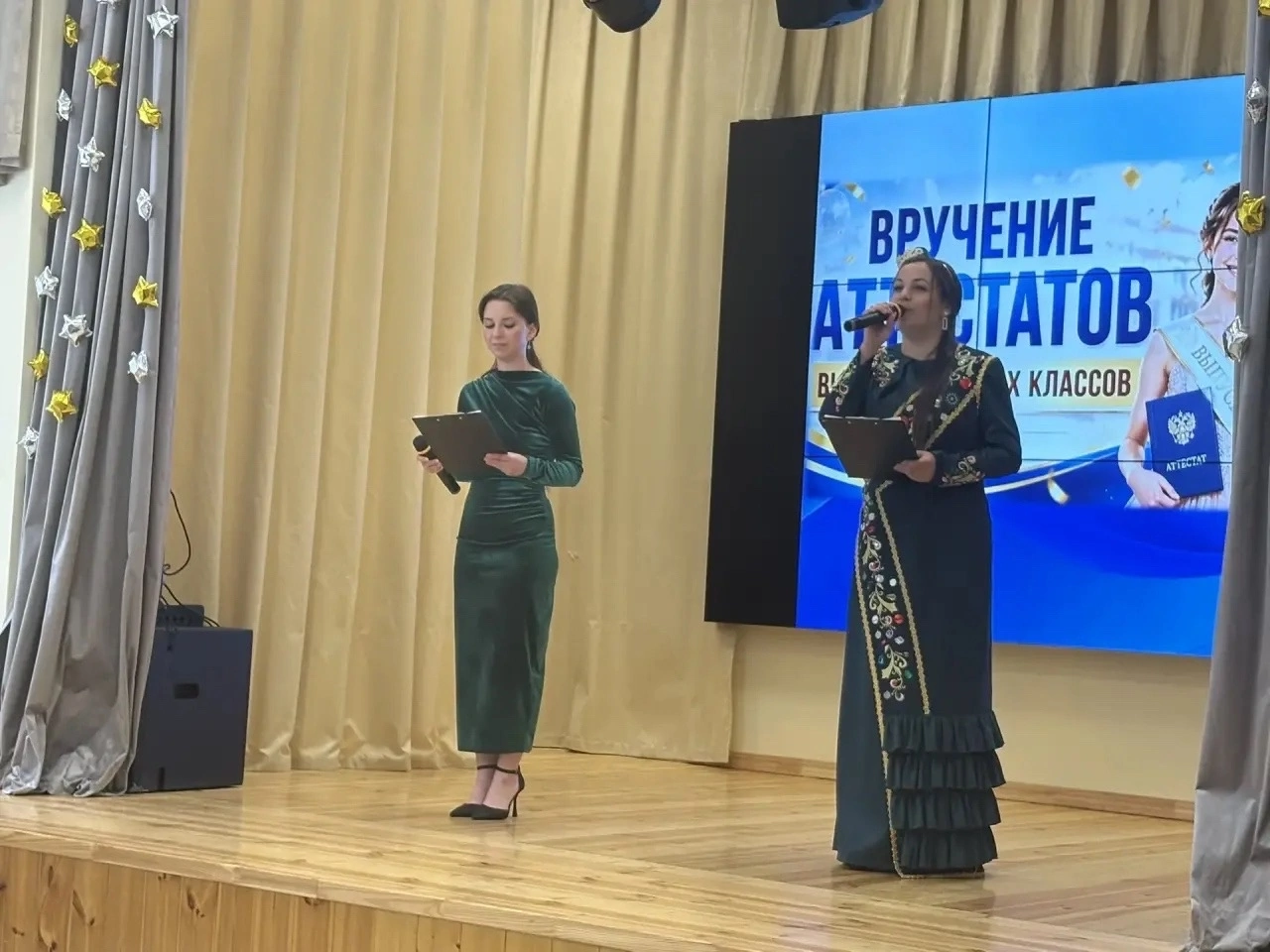 Праздник знаний и новых горизонтов: в Ютазинской СОШ вручили аттестаты выпускникам 9‑х классов