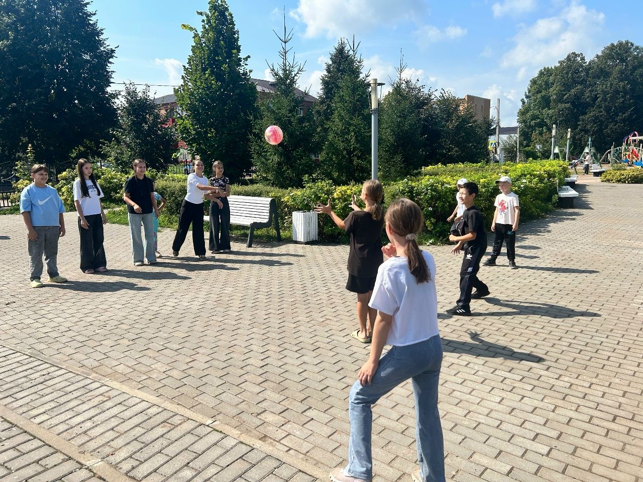 В Семейном парке отметили завершение лета яркой игровой программой