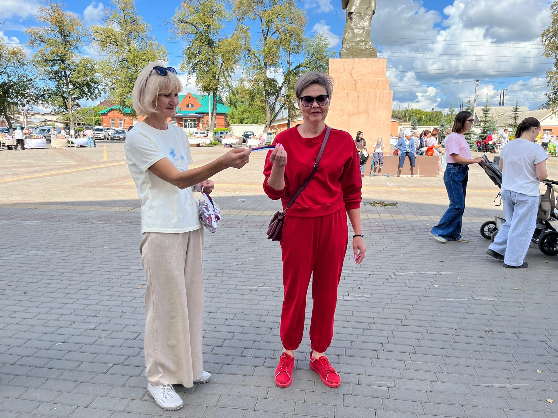 Библиотека провела акцию ко Дню Государственного флага РФ