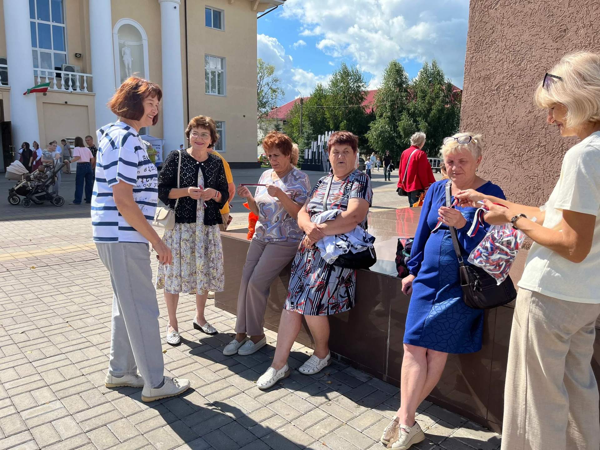 Библиотека провела акцию ко Дню Государственного флага РФ