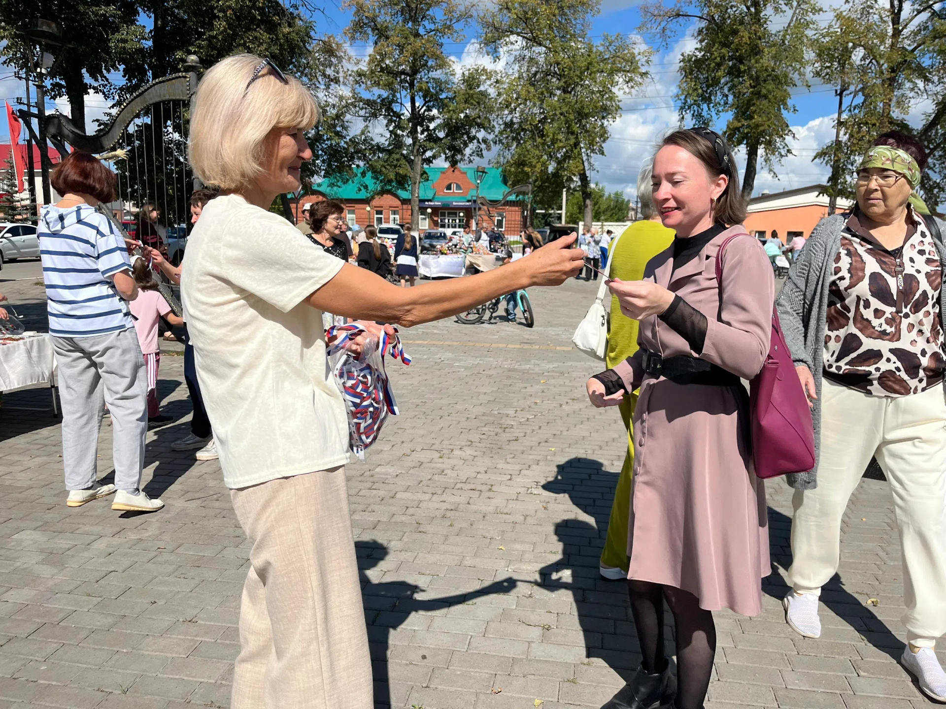 Библиотека провела акцию ко Дню Государственного флага РФ