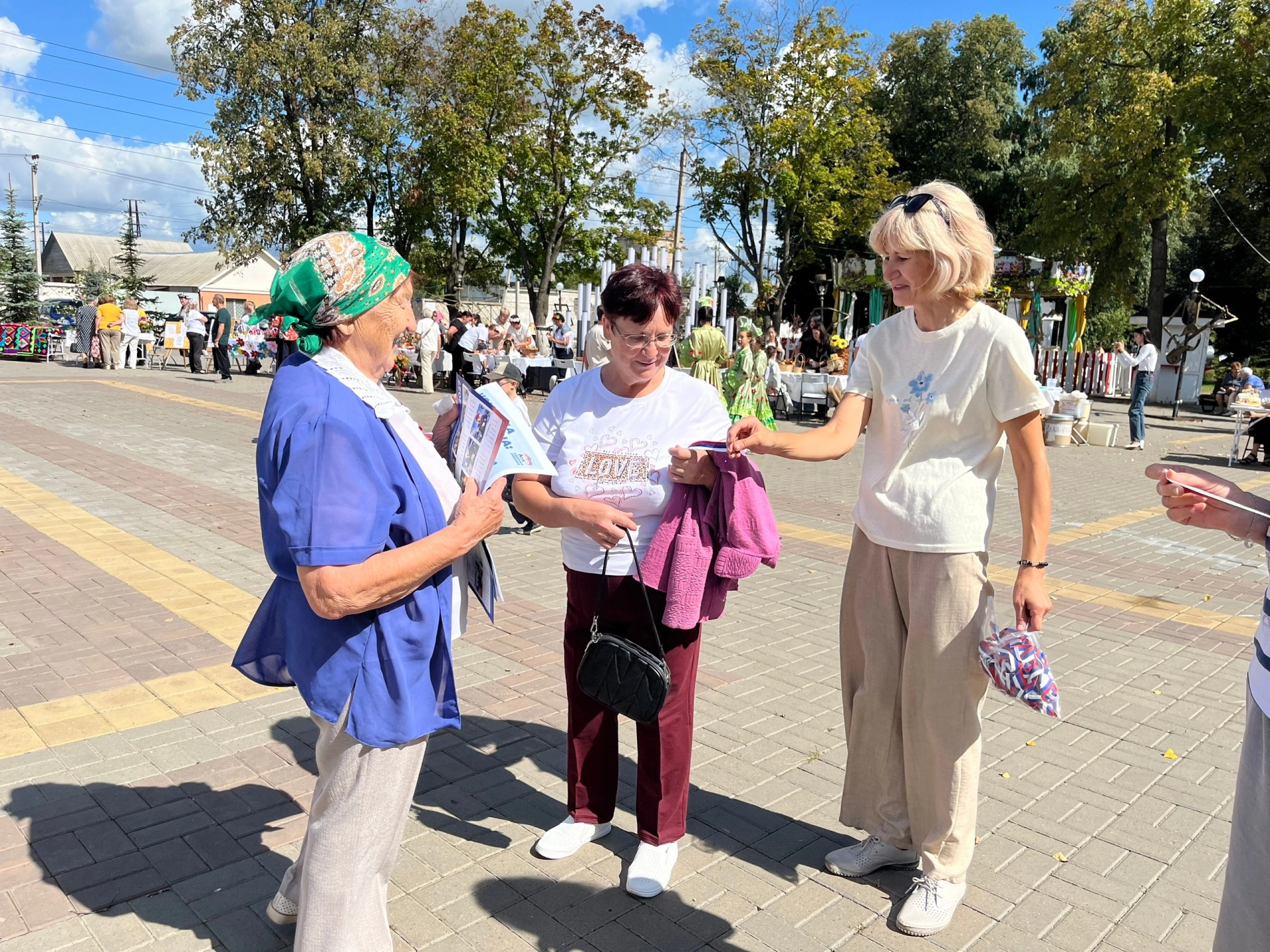 Библиотека провела акцию ко Дню Государственного флага РФ