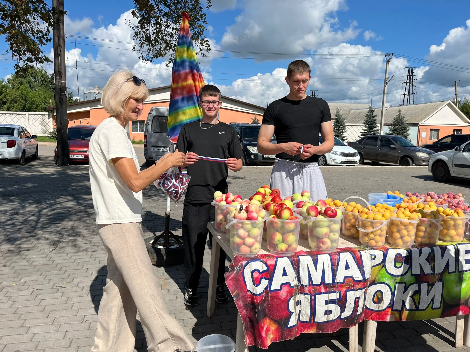 Библиотека провела акцию ко Дню Государственного флага РФ