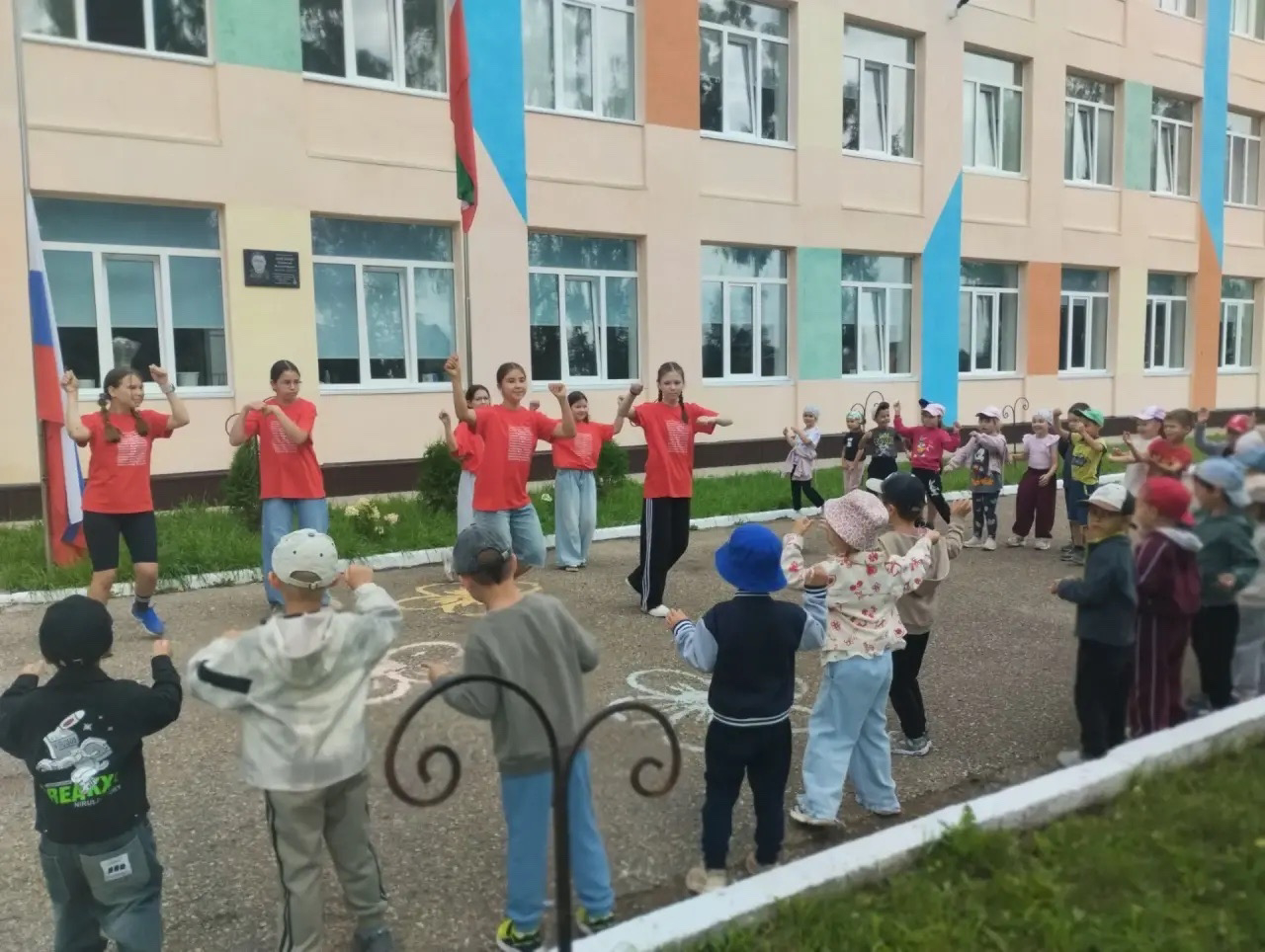 Триколор — символ единства и силы: в Уруссу отметили День Государственного флага России