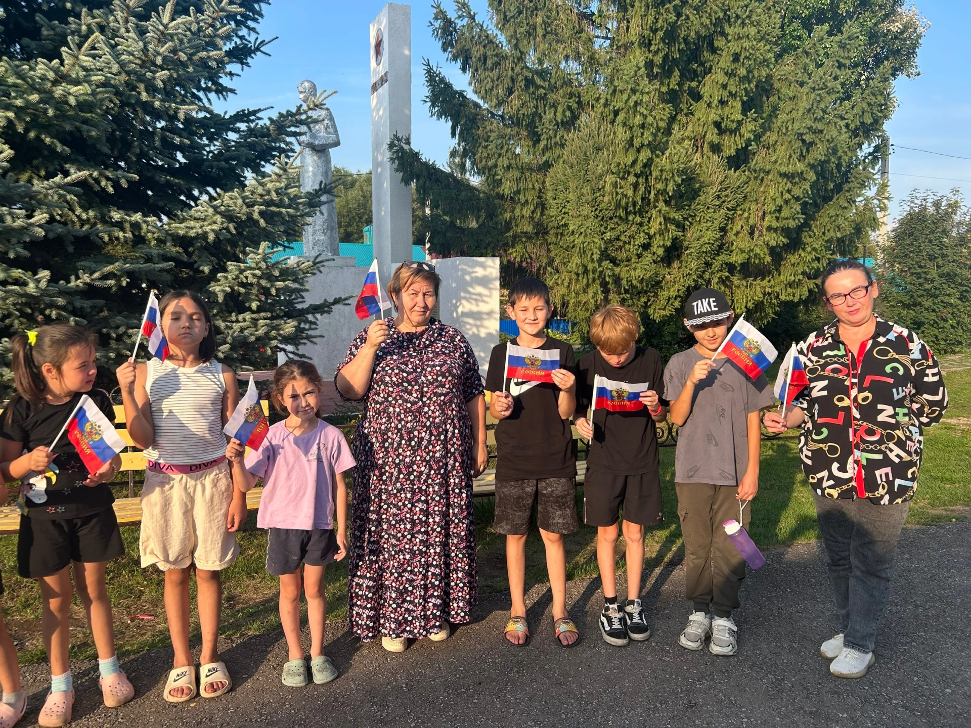 Цвета, которые объединяют: патриотический час в Подгорновском СДК