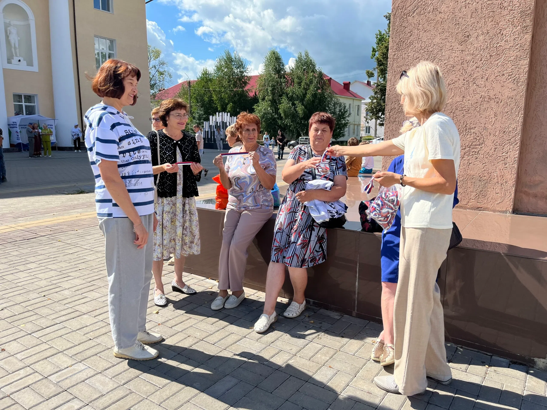 Библиотека провела акцию ко Дню Государственного флага РФ