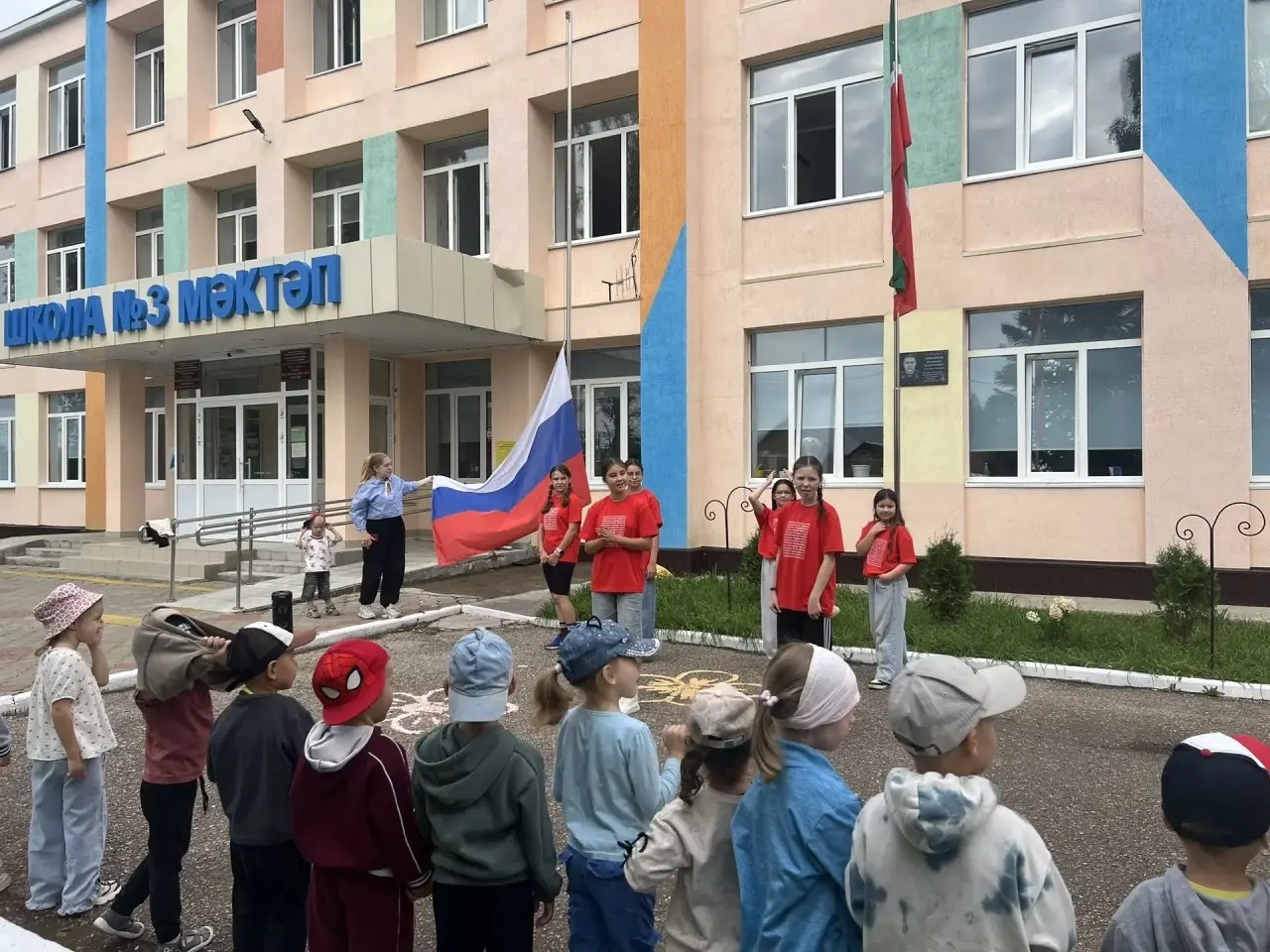 Триколор — символ единства и силы: в Уруссу отметили День Государственного флага России