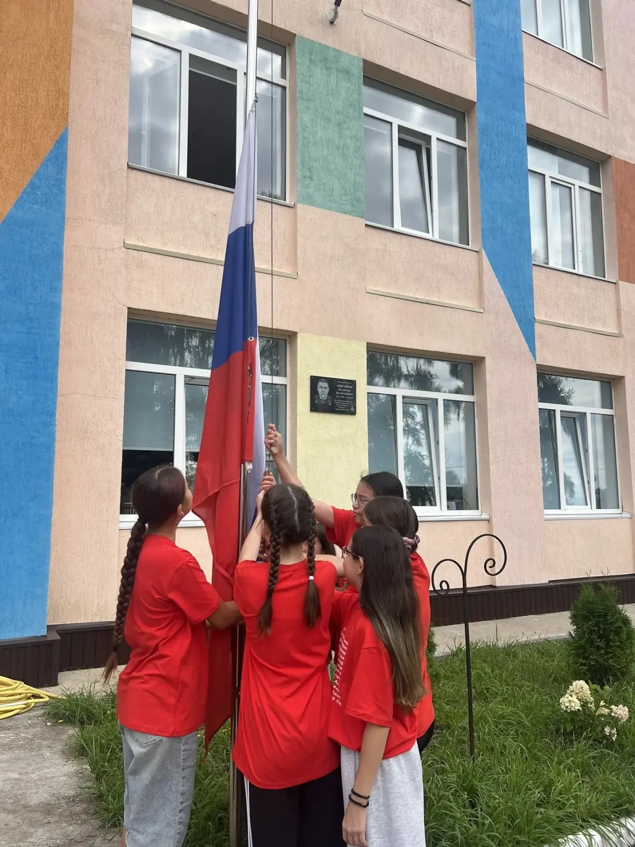 Триколор — символ единства и силы: в Уруссу отметили День Государственного флага России