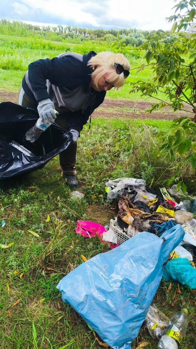 В честь 35‑летия района жители навели порядок на пляже у Абсалямова