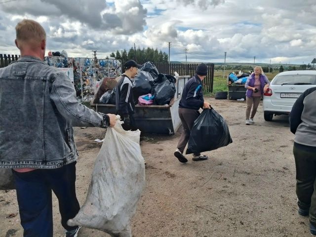 В честь 35‑летия района жители навели порядок на пляже у Абсалямова