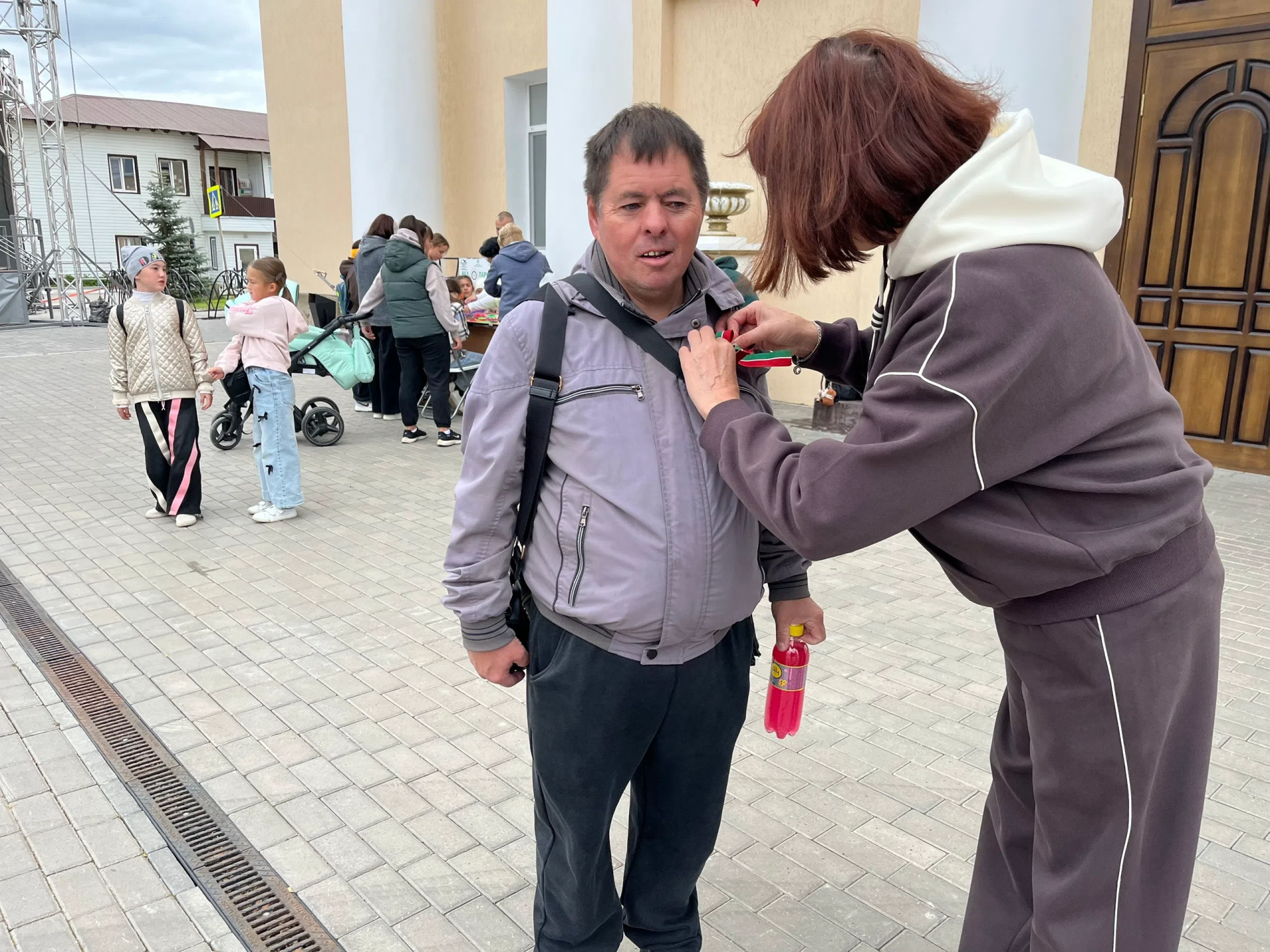 Символ единства: библиотекари поздравили жителей в День Республики