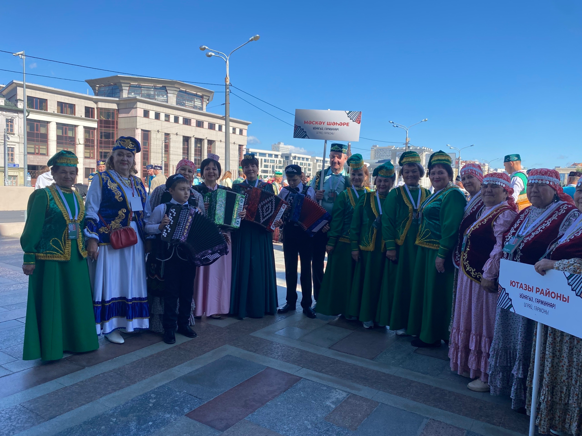 Гармонь поёт о традициях