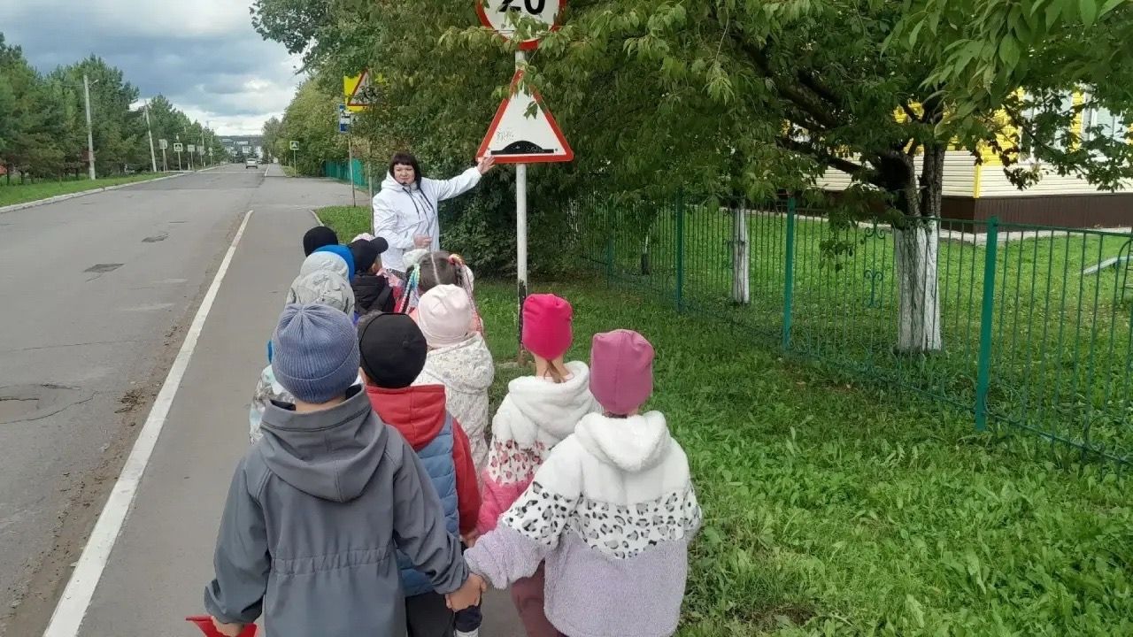 Маленькие пешеходы учатся большой безопасности