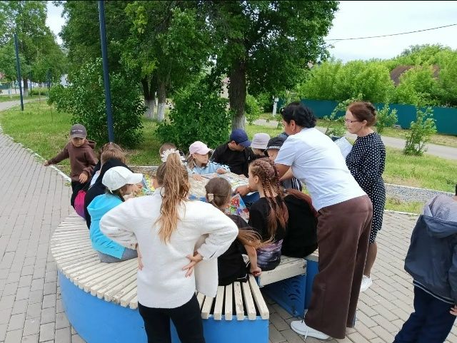 Читальный зал под открытым небом в Ютазинском парке