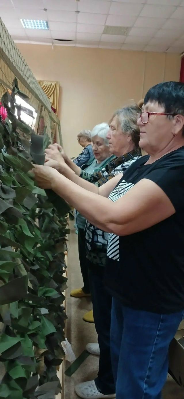 Сельские волонтеры плетут «невидимую броню» для фронта