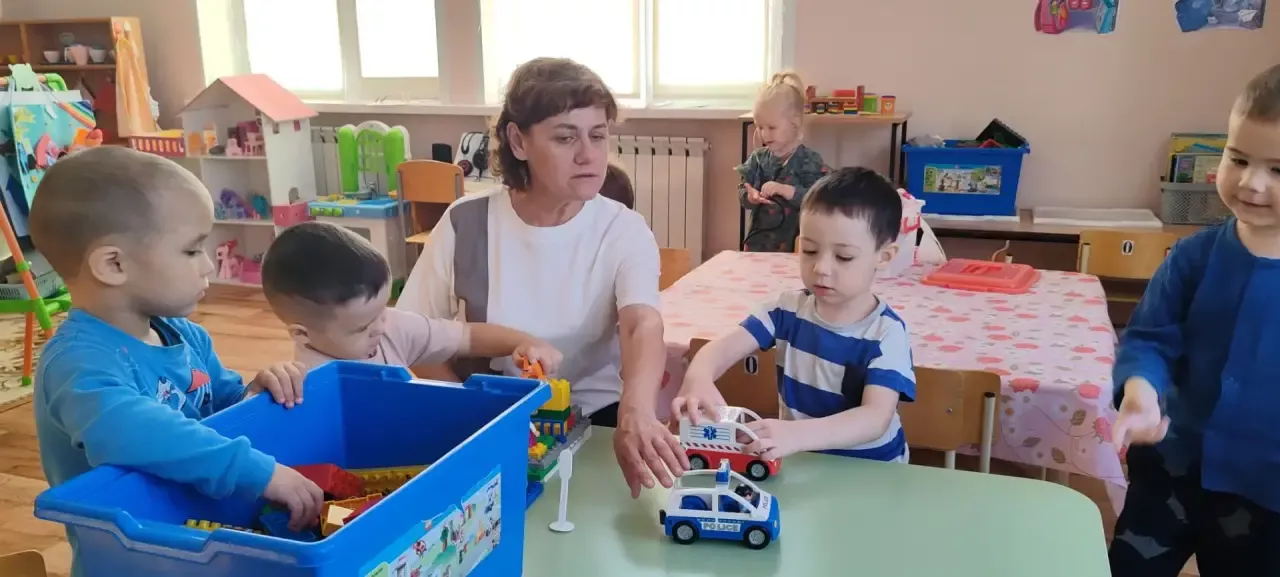 Около тридцати лет с детьми и для детей