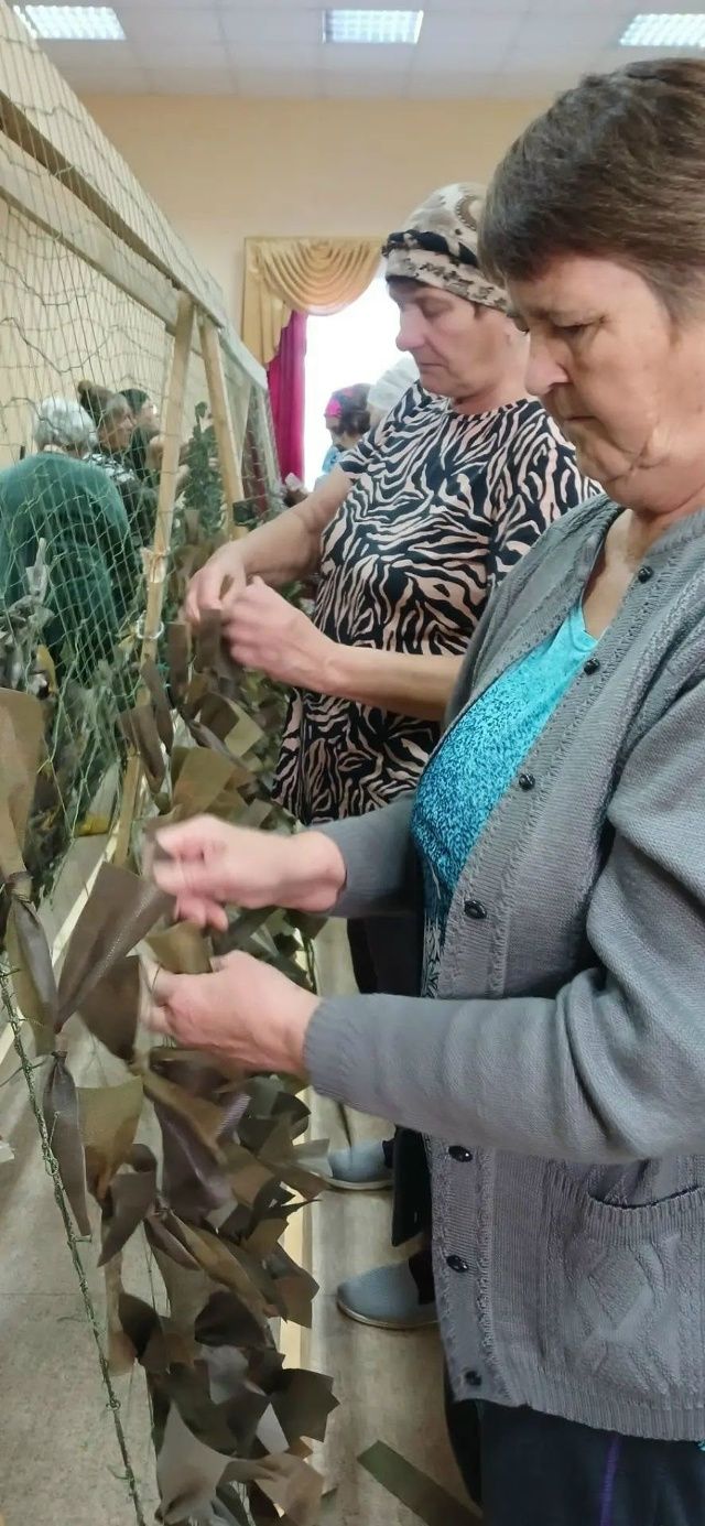 Сельские волонтеры плетут «невидимую броню» для фронта