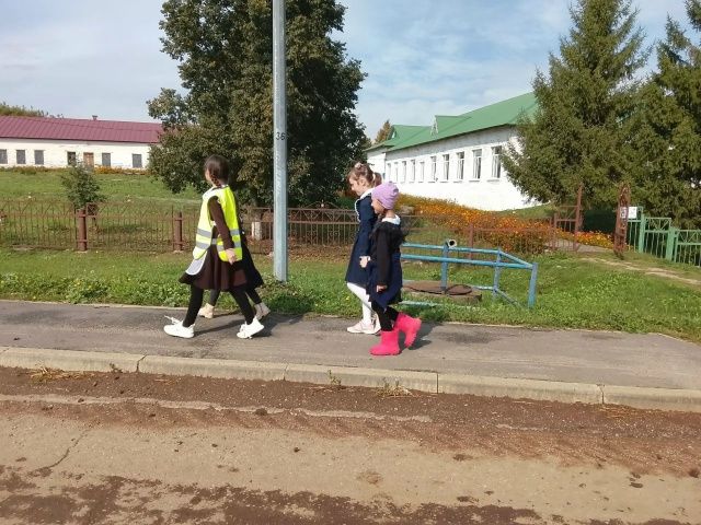 Юные инспекторы Байрякинской школы научили малышей безопасному шагу