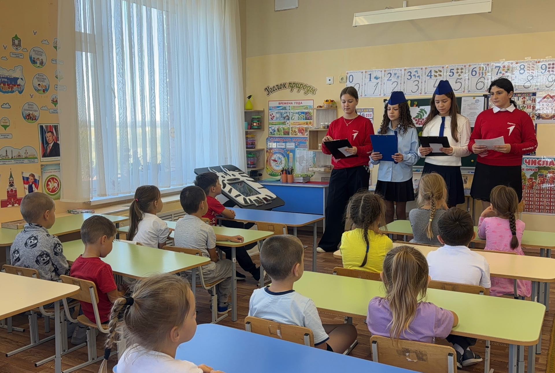 Юные пожарные провели урок для малышей