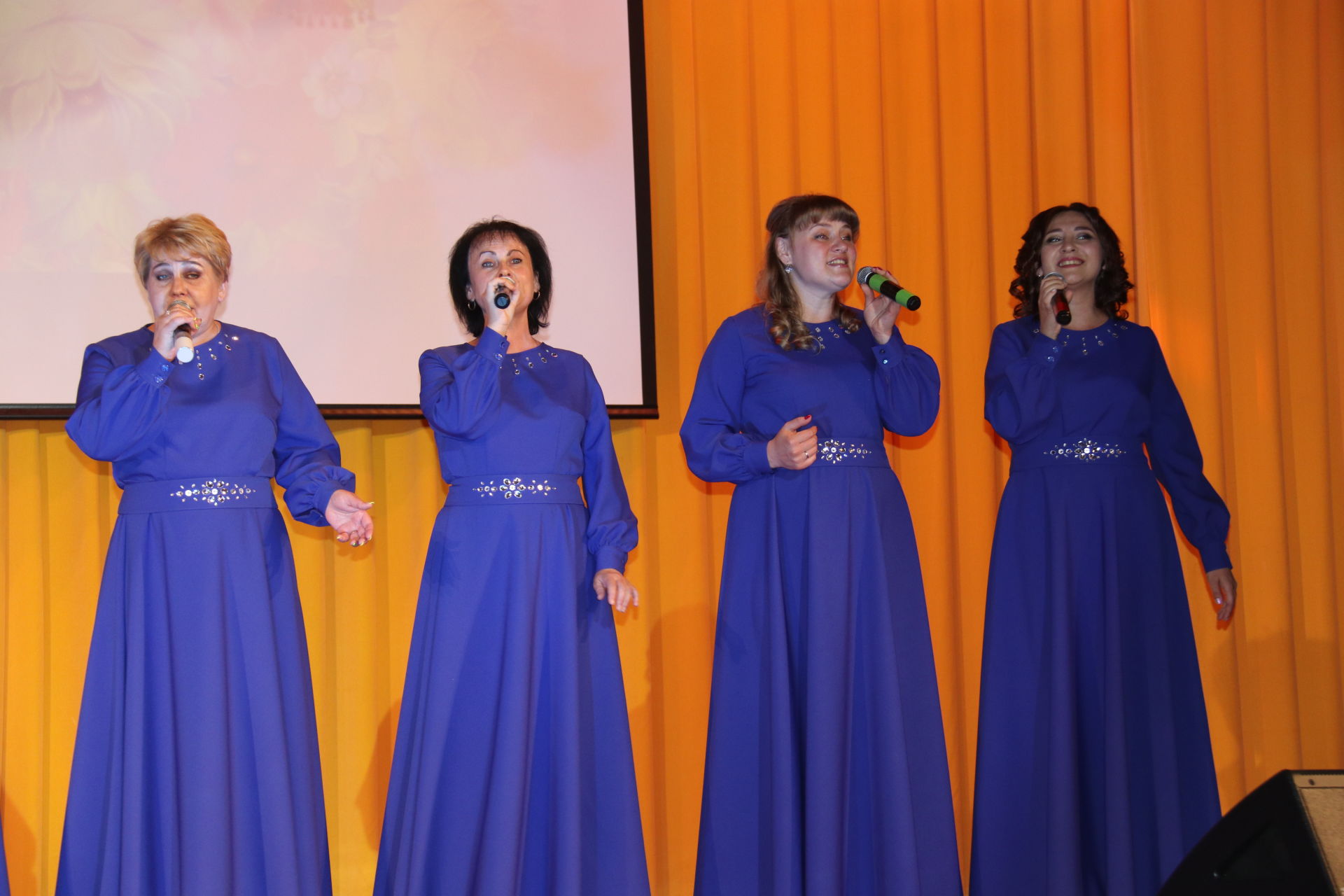 На сцене районного Дома культуры состоялся сольный концерт ансамблей, действующих под началом Гузель Нигматуллиной