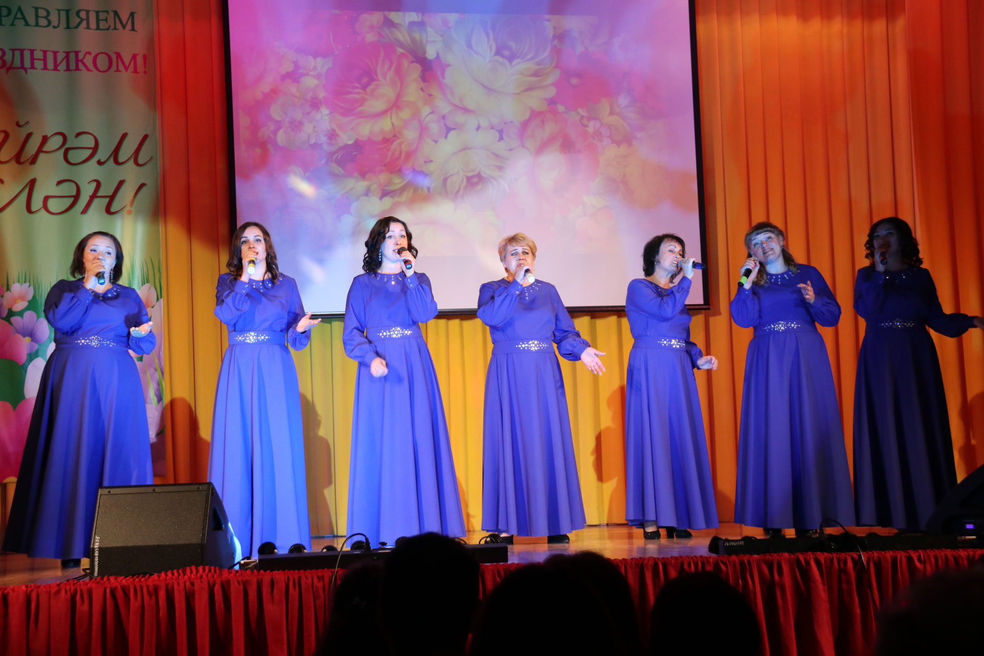 На сцене районного Дома культуры состоялся сольный концерт ансамблей, действующих под началом Гузель Нигматуллиной