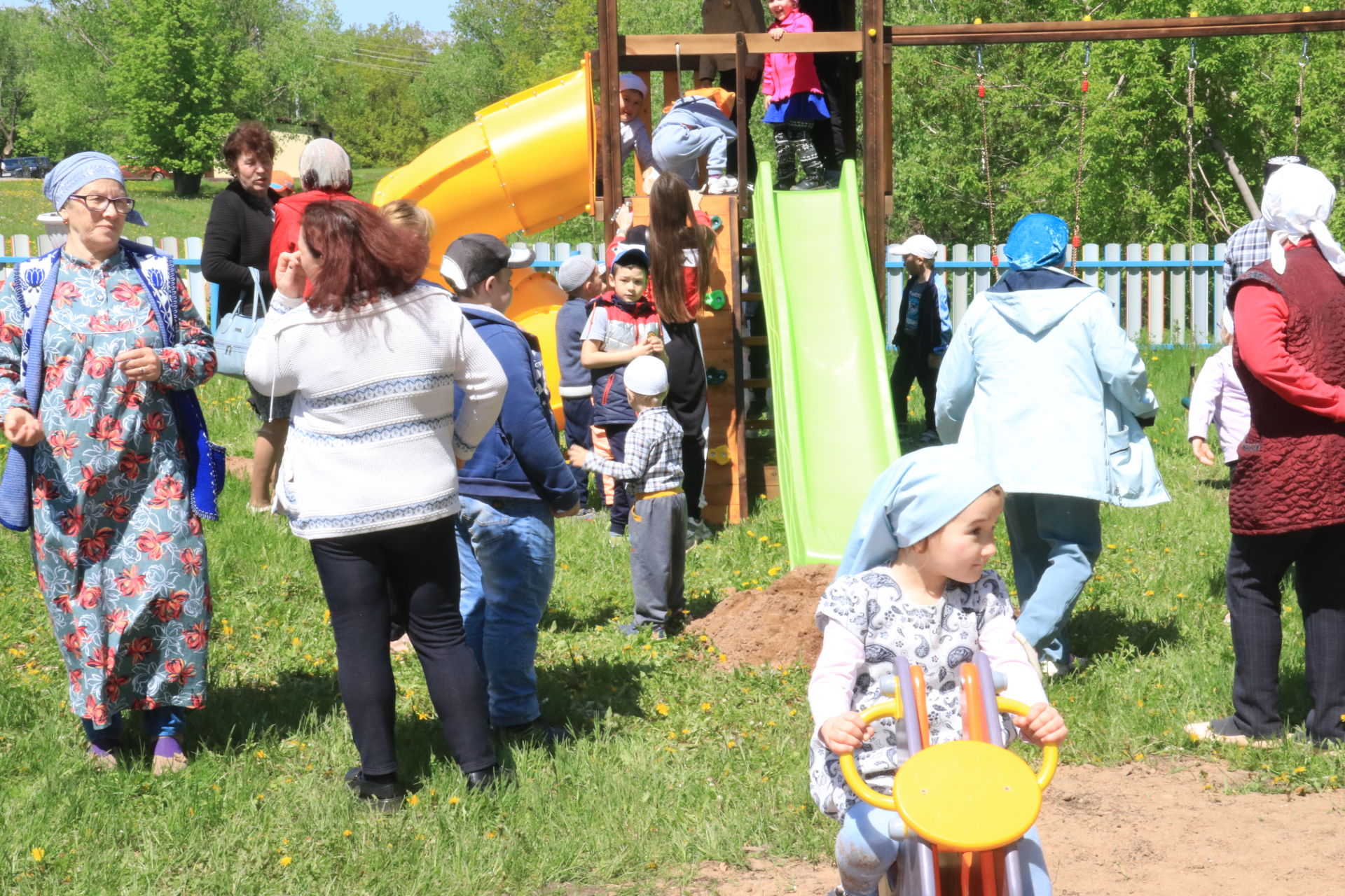 В Малых Уруссу торжественно открыли детскую площадку