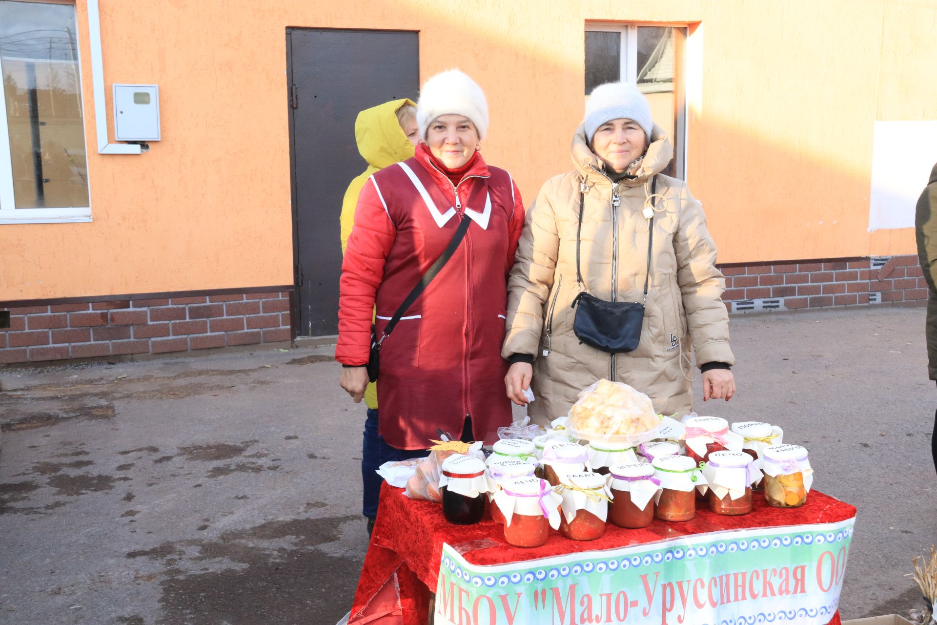 В рамках Дня народного единства на центральном рынке Уруссу прошла праздничная ярмарка.