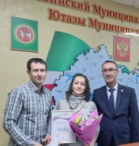 Дипломом участника всероссийского конкурса «Семья года» и памятной наградой в номинации «Молодая семья» была награждена семья Абрамовых