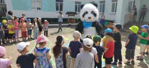 Он пришёл в детский сад - большой медведь Панда!