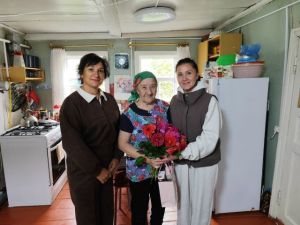 В Ютазе поздравили маму героя с Днем пожилого человека