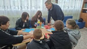 «Цветок мира»: мастер-класс в Каракашлинской библиотеке