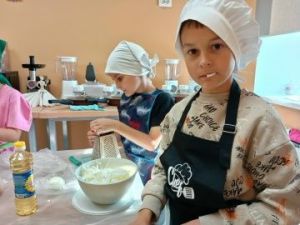 Витаминная зарядка: юные кулинары приготовили осенний салат