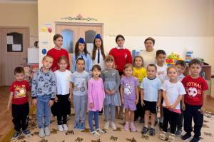 Юные пожарные провели урок для малышей