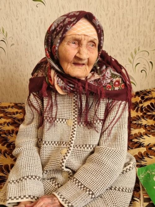 Дымтамакские волонтеры навестили пожилую односельчанку