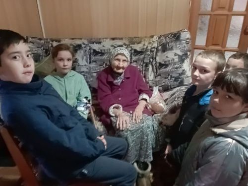 Дымтамакские волонтеры навестили пожилую односельчанку