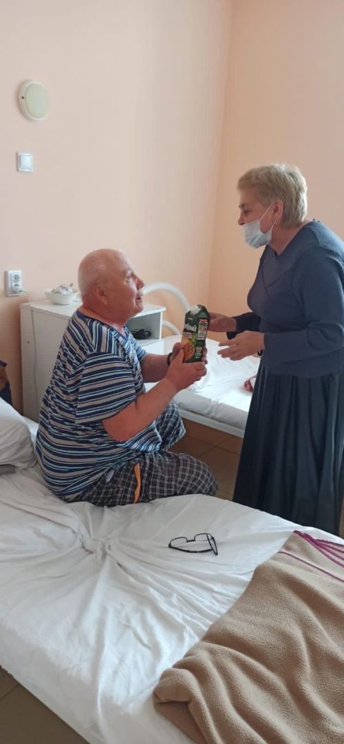 Тепло поздравили пациентов стационарного отделения  с  Днём пожилых
