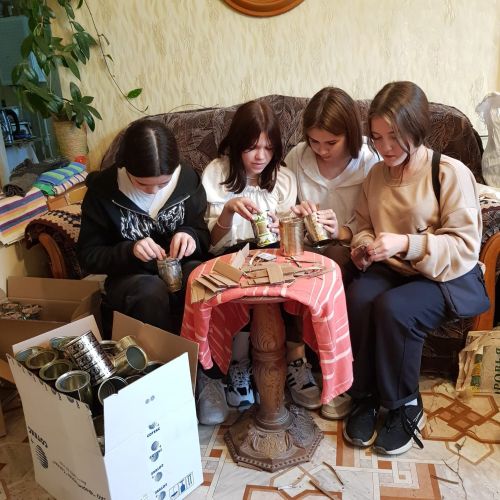 Старшеклассницы СОШ №2 помогают в изготовлении окопных свечей