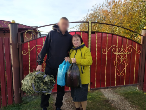 Бойцу-контрактнику сельчане передали небольшие презенты
