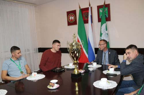 Футболисты района встретились с Аязом Шафигуллиным