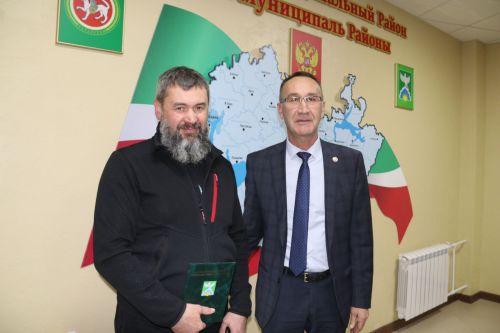 Признание заслуг: глава района поощрил предпринимателя
