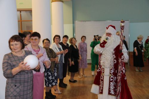 Дед Мороз со Снегурочкой пришли к активистам и представителям общественных организаций района