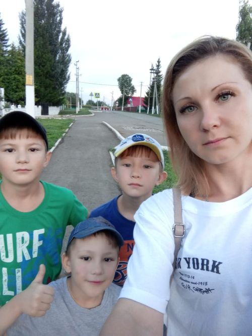 Ее мужчины носят на руках