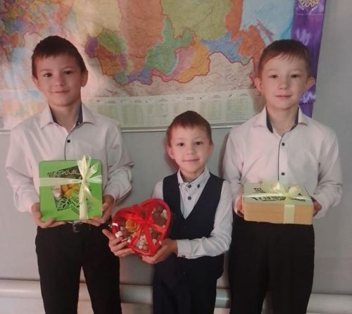 Ее мужчины носят на руках