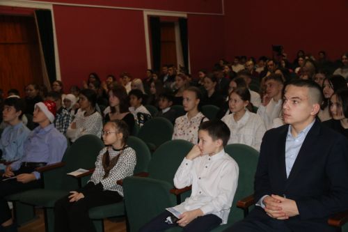 Одаренные дети встретились на новогодней елке
