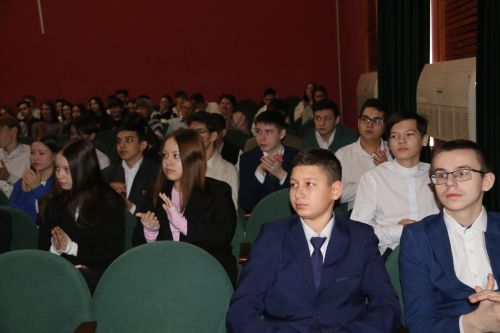 Одаренные дети встретились на новогодней елке