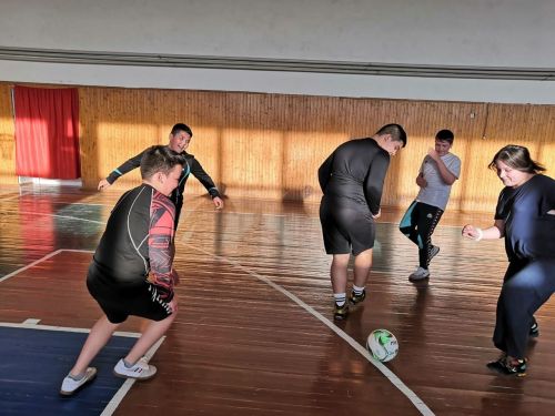 Учащиеся 6 в класса активно проводят каникулы, занимаясь спортом