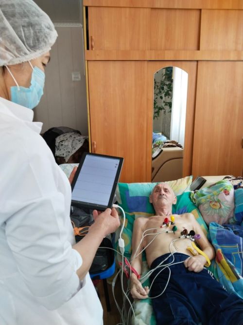 Пожилые люди, проживающие в селе Малые Уруссу,  прошли диспансерное обследование