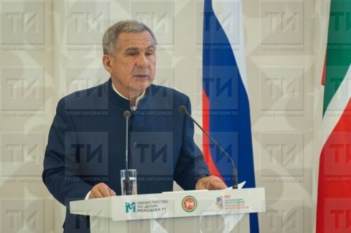 Раис Татарстана Рустам Минниханов поздравил жителей республики с Днем весны и труда